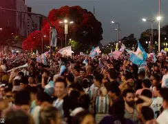 意大利豪门主帅疯狂奔跑庆祝:球队胜利氛围蔓延的简单介绍